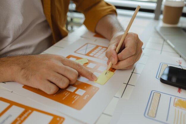 Un desarrollador de productos digitales está trabajando en un plan para trabajar con datos de investigación para guiar el desarrollo de un sitio web que sea lo más efectivo posible para los usuarios y al mismo tiempo sea visualmente atractivo
