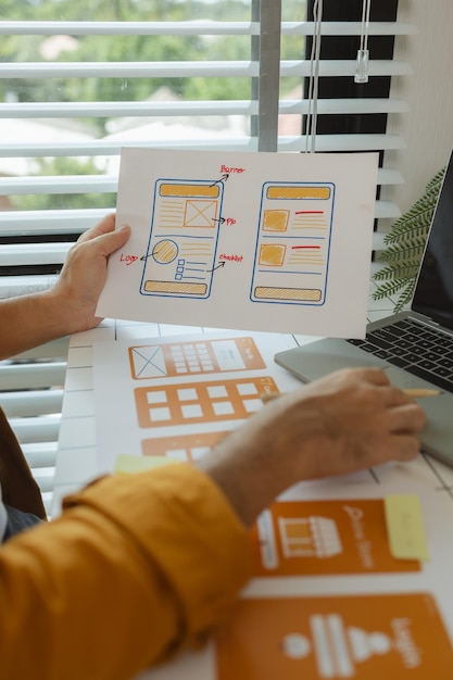 Un desarrollador de productos digitales está trabajando en un plan para trabajar con datos de investigación para guiar el desarrollo de un sitio web que sea lo más efectivo posible para los usuarios y al mismo tiempo sea visualmente atractivo