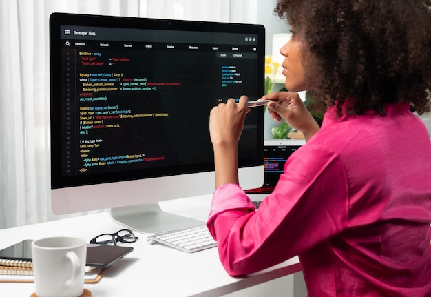 Desarrollador de programación de mujeres afroamericanas Proyecto de software de codificación en el servidor de pantalla de computadora en la oficina del hogar Concepto de diseñador de sitios web en información de red de codificadores en el espacio de trabajo Tastemaker