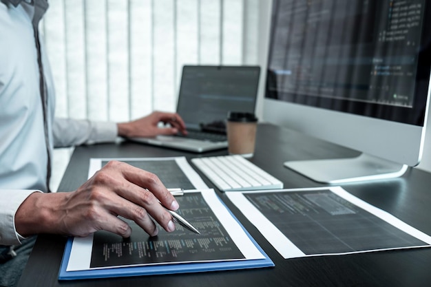 Foto desarrollador programador que trabaja en la codificación de programas informáticos en la oficina, redacción de sitios web y tecnología de base de datos de desarrollo.