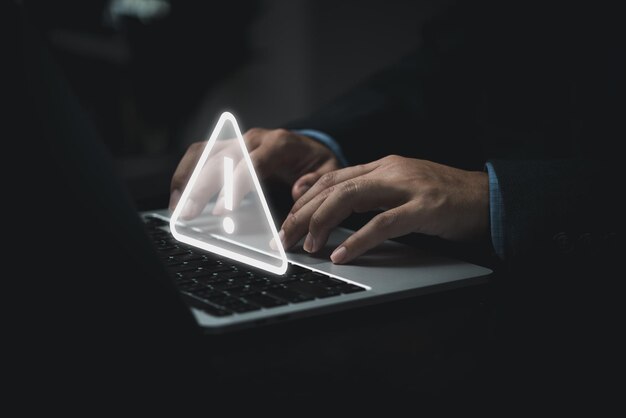 Desarrollador de programas de negocios que utiliza una computadora portátil con un signo de advertencia de precaución triangular para la notificación de errores y concepto de mantenimiento