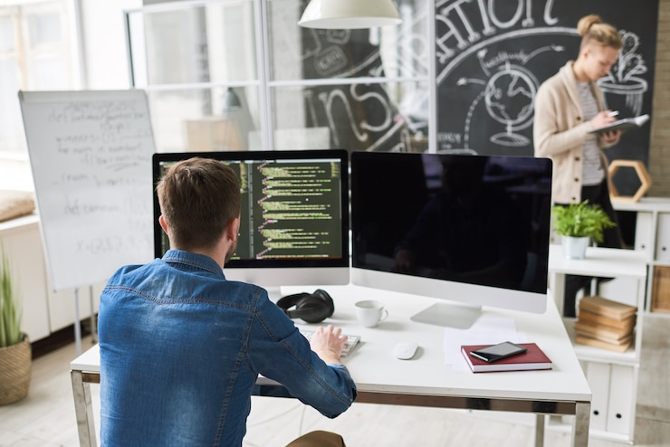 Foto desarrollador de programas en la oficina moderna