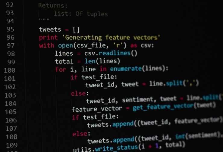 Foto desarrollador python, script java, html, código fuente css en la pantalla del monitor. escritura del guión del desarrollador de software. codificación del programa. programador de fondo de código de edición. fondo de tecnología primer plano.