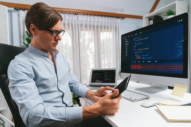 El desarrollador selecciona por punto en la codificación de software en línea pecuniario