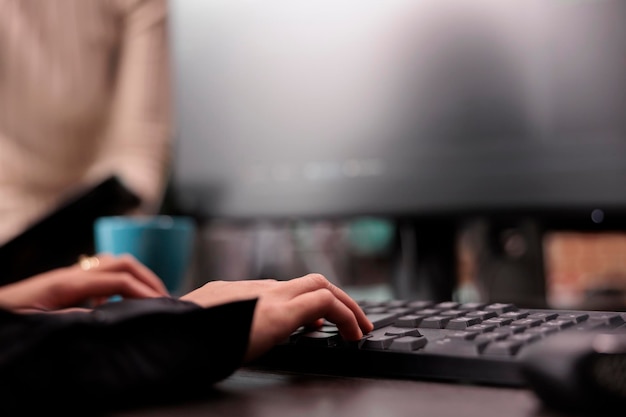 Desarrollador de software de aplicaciones escribiendo código html de aprendizaje automático en la computadora, revisando el proyecto de inteligencia artificial. Ingeniero de programación que trabaja en un sistema de base de datos con script de codificación. De cerca