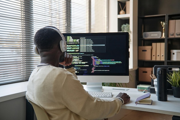 Desarrollador de software arreglando errores