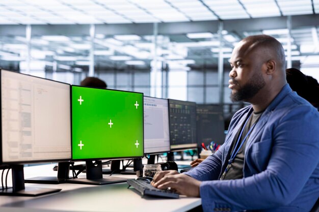 Desarrollador de software en un centro de datos que utiliza herramientas de diagnóstico en una PC de pantalla verde