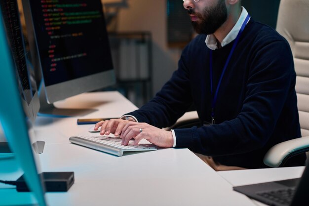 Desarrollador de software escribiendo código escribiendo en el teclado
