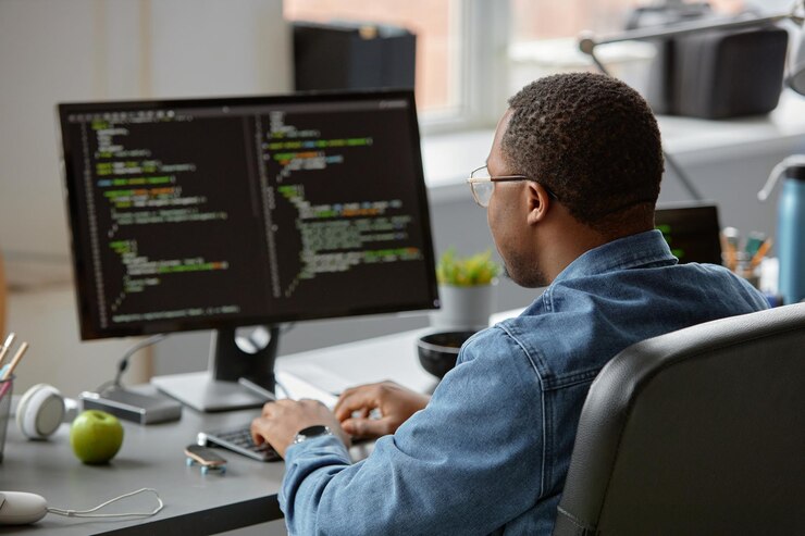 Foto desarrollador de software escribiendo un guión en la pantalla de la computadora