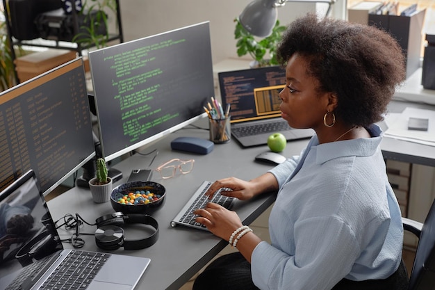 Desarrollador de software escribiendo en el teclado en Office