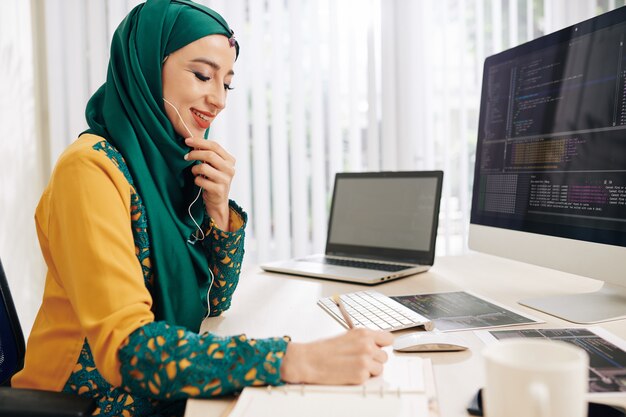 Desarrollador de software hablando por teléfono