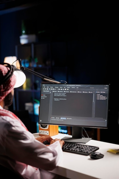 Desarrollador de software que compila algoritmos