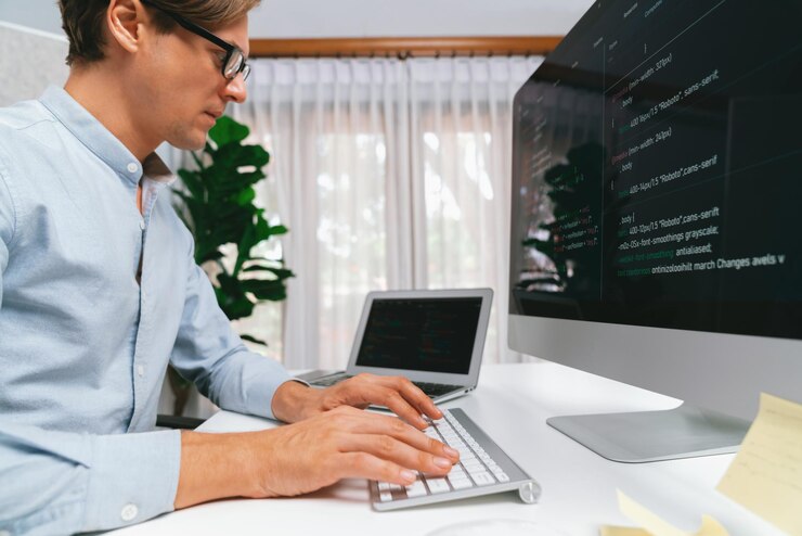 Foto desarrollador de software que trabaja en línea desarrollo de software en pc y portátil pecuniario
