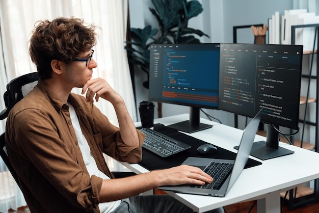 desarrollador de TI con estrés sobrecargado de trabajo en la creación de código de software en línea Gusher