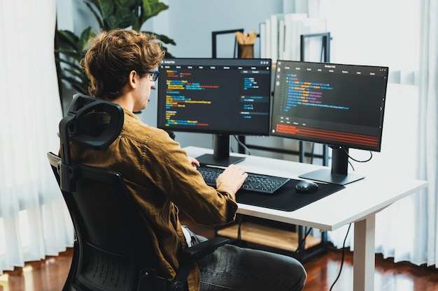 desarrollador de TI con estrés sobrecargado de trabajo en la creación de código de software en línea Gusher