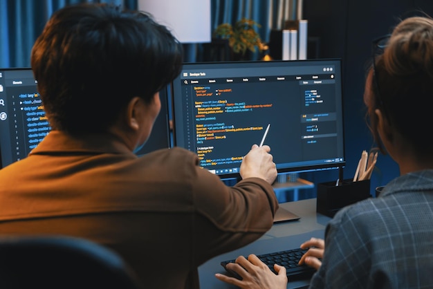 Desarrollador de TI inteligente mirando la aplicación de programa de codificación en la parte trasera de infobahn