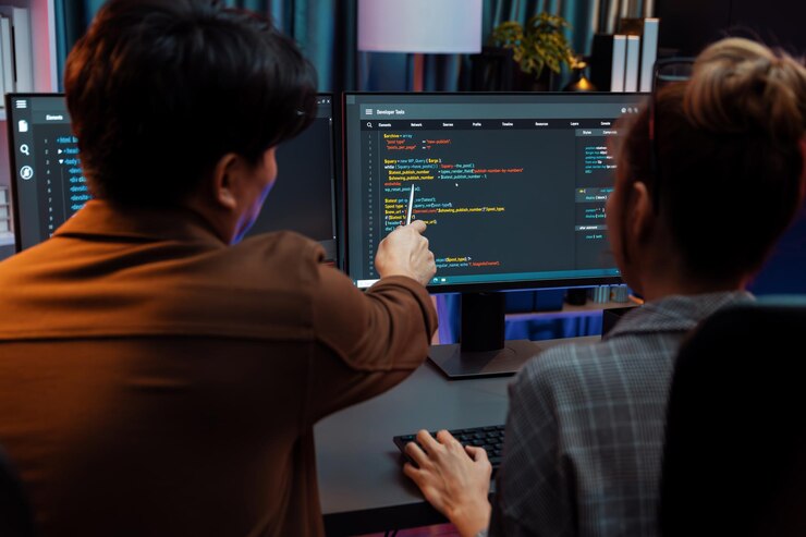 Foto desarrollador de ti inteligente mirando la aplicación de programa de codificación en la parte trasera de infobahn