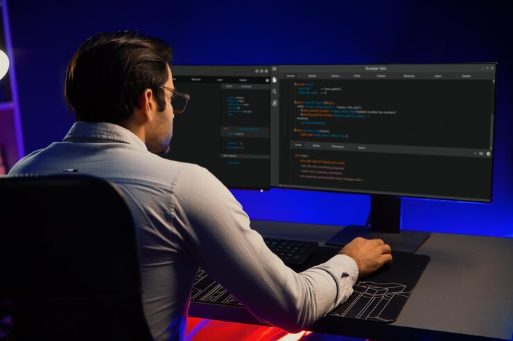 Foto desarrollador de ti inteligente que trabaja analizando datos desarrollo de software en pc surmise
