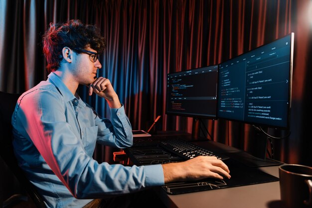 Desarrollador de TI que piensa en línea software información de codificación en la pantalla del PC Gusher