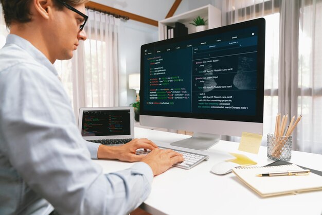 Desarrollador de TI que trabaja en el desarrollo de software en línea en PC y portátil