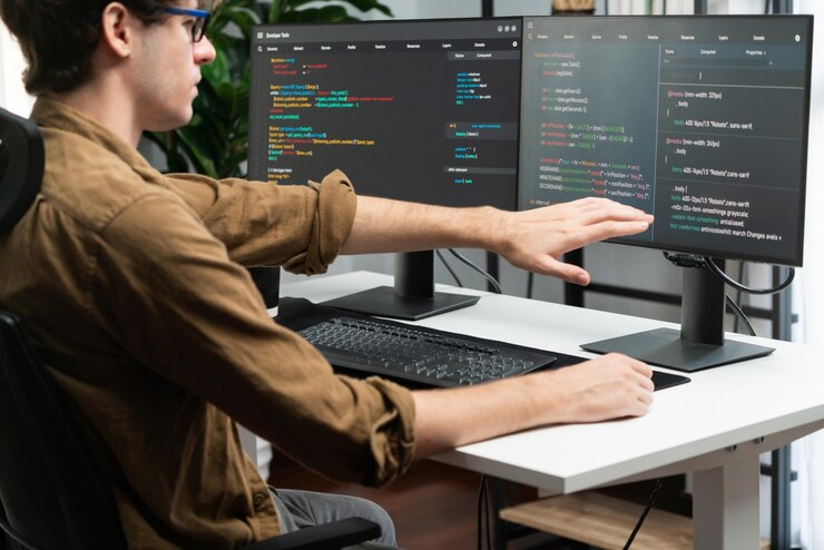 Foto desarrollador de ti que trabaja en línea desarrollo de software codificación en pantallas de pc gusher