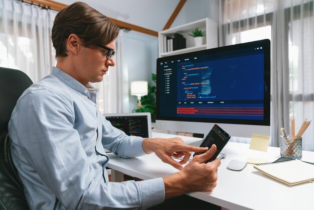 Desarrollador de TI seleccionando por punto en la codificación de software en línea Pecuniario