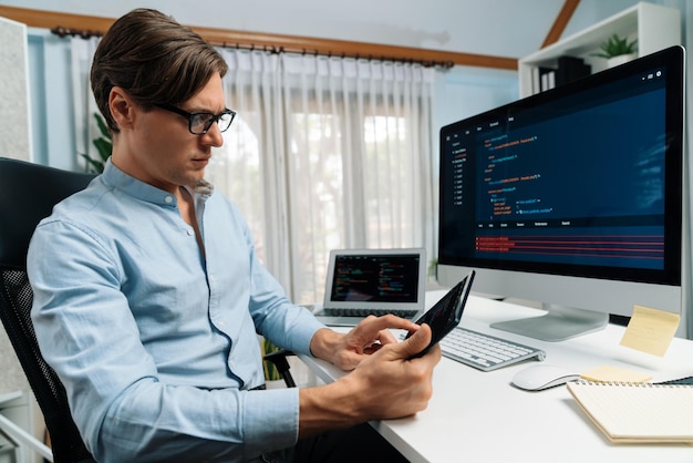 Desarrollador de TI seleccionando por punto en la codificación de software en línea Pecuniario