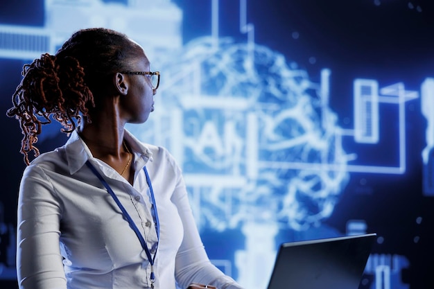 El desarrollador de TI supervisa la red neuronal de IA