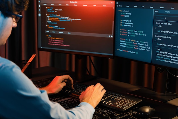 Desarrollador de trabajo que concentra el software en línea en la sala de luz de neón Gusher