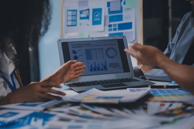 El desarrollador de ux y el diseñador de ui de cerca utilizan una lluvia de ideas de realidad aumentada sobre el diseño de estructura alámbrica de la interfaz de la aplicación móvil en el escritorio de la oficina modernaAgencia de desarrollo digital creativa