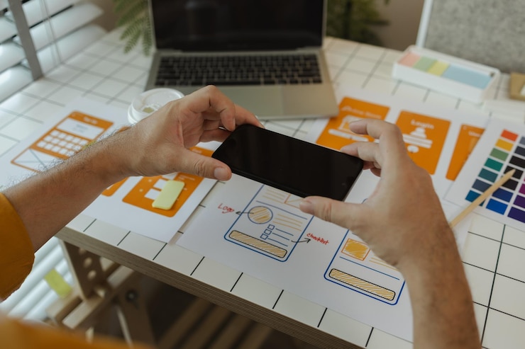Foto un desarrollador web como oficial de experiencia de usuario e interfaz de usuario está analizando datos de sus ideas para desarrollar la estructura y los componentes de un producto digital ux ui experiencia de interfaz