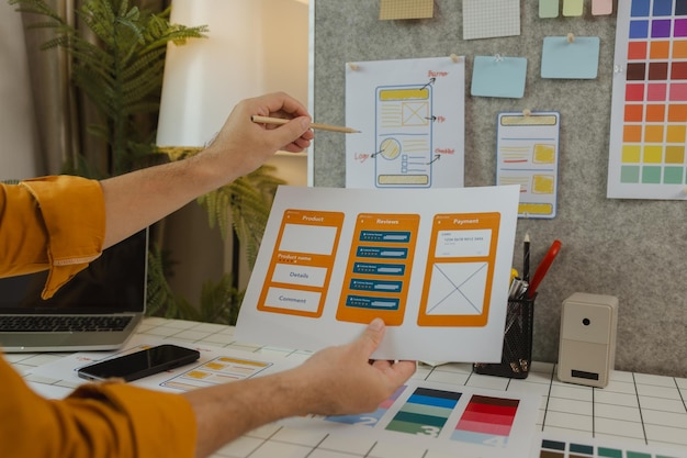 Un desarrollador web como Oficial de Experiencia de Usuario e Interfaz de Usuario está diseñando productos digitales hermosos y fáciles de usar que crean una experiencia emocional y visual positiva para los usuarios