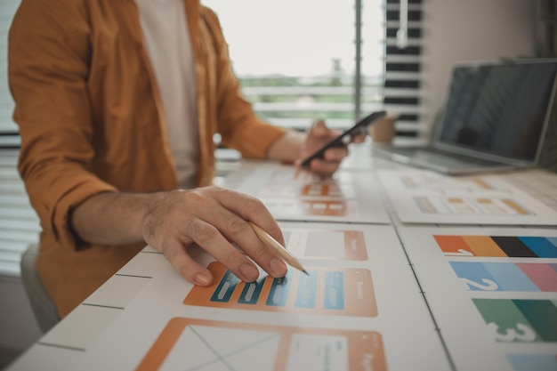 Un desarrollador web como Oficial de Experiencia de Usuario e Interfaz de Usuario está diseñando productos digitales hermosos y fáciles de usar que crean una experiencia emocional y visual positiva para los usuarios