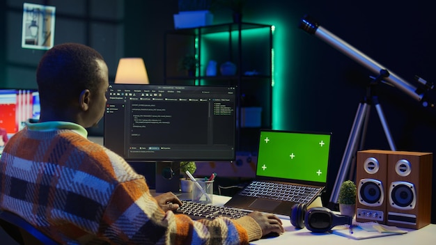 Desarrollador de la web negra que maneja servidores de base de datos para la seguridad con pantalla verde