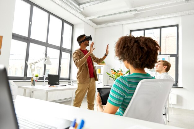 Foto desarrolladores con auriculares de realidad virtual en la oficina