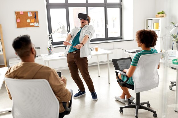 Foto desarrolladores con auriculares de realidad virtual en la oficina