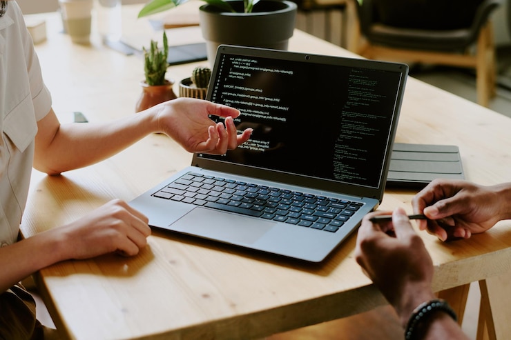 Foto desarrolladores irreconocibles trabajando en código