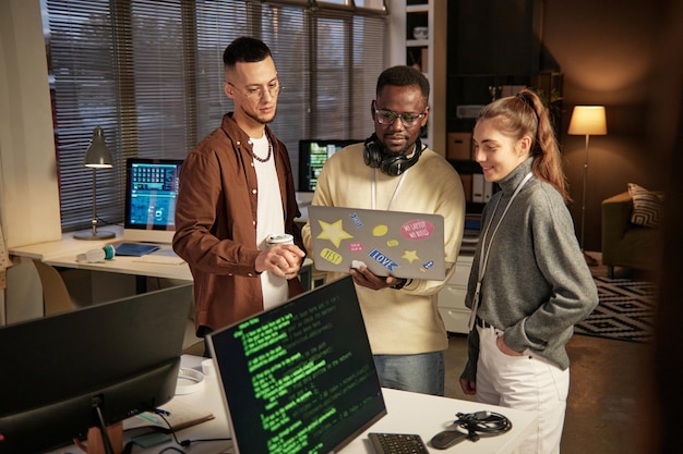 Desarrolladores lanzando un programa en una computadora portátil