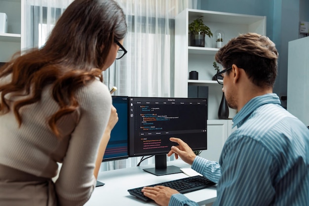 Desarrolladores de programación discutiendo el postulado de software de planificación de sitios web