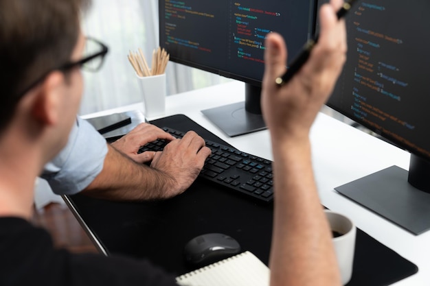 Desarrolladores que crean información de desarrollo de software en línea vendible