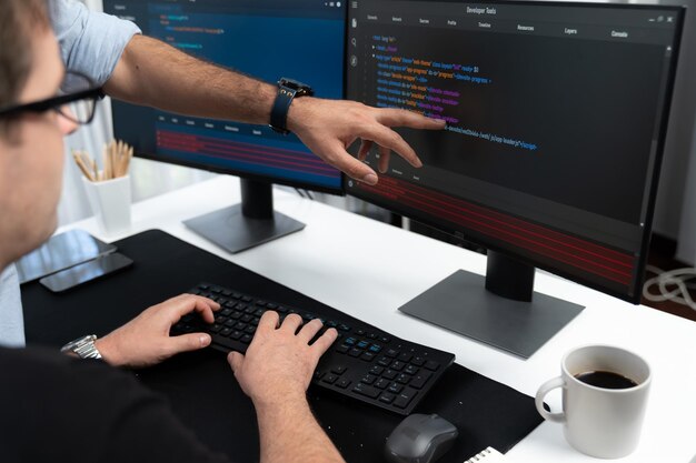 Desarrolladores que crean información de desarrollo de software en línea vendible