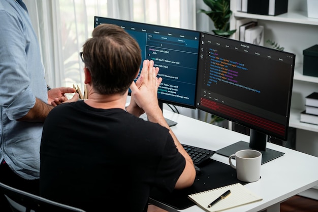 Desarrolladores que discuten información de desarrollo de software en línea vendible