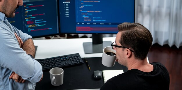 Desarrolladores que discuten información de desarrollo de software en línea vendible