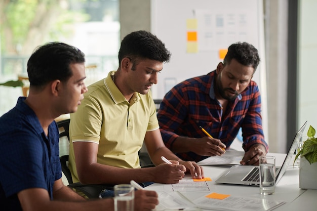 Desarrolladores que trabajan en el prototipo de la aplicación