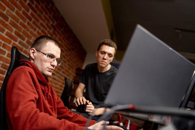 Desarrolladores de software que trabajan en un nuevo proyecto Oficina de la empresa de TI Programación