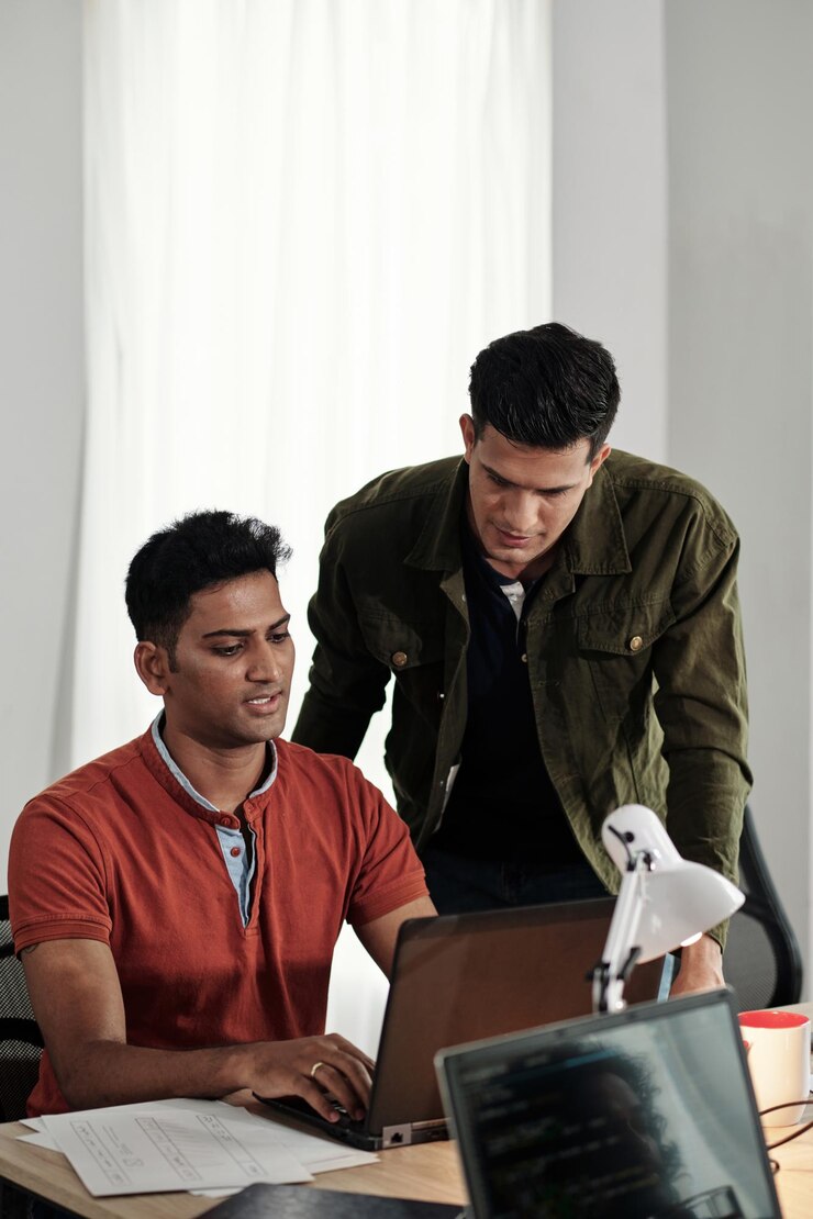 Foto desarrolladores de software que trabajan en office
