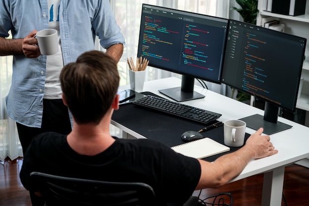 Desarrolladores de TI discutiendo información de desarrollo de software en línea en la pantalla de la computadora creando codificación de programas para la última versión de la aplicación en el sitio web Concepto de tormenta de ideas firmware actualizado Vendible