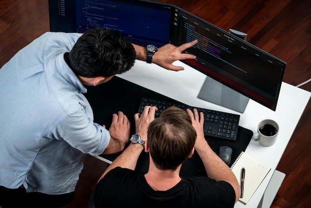 Desarrolladores de TI discutiendo información de desarrollo de software en línea
