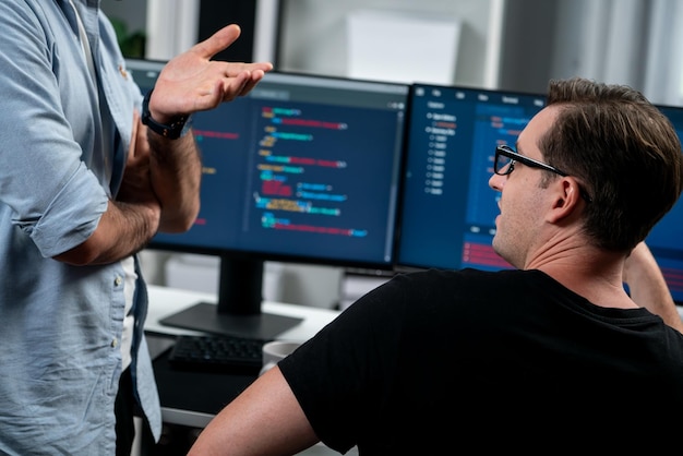 Desarrolladores de TI discutiendo información de desarrollo de software en línea