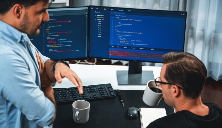 Foto desarrolladores de ti discutiendo información de desarrollo de software en línea